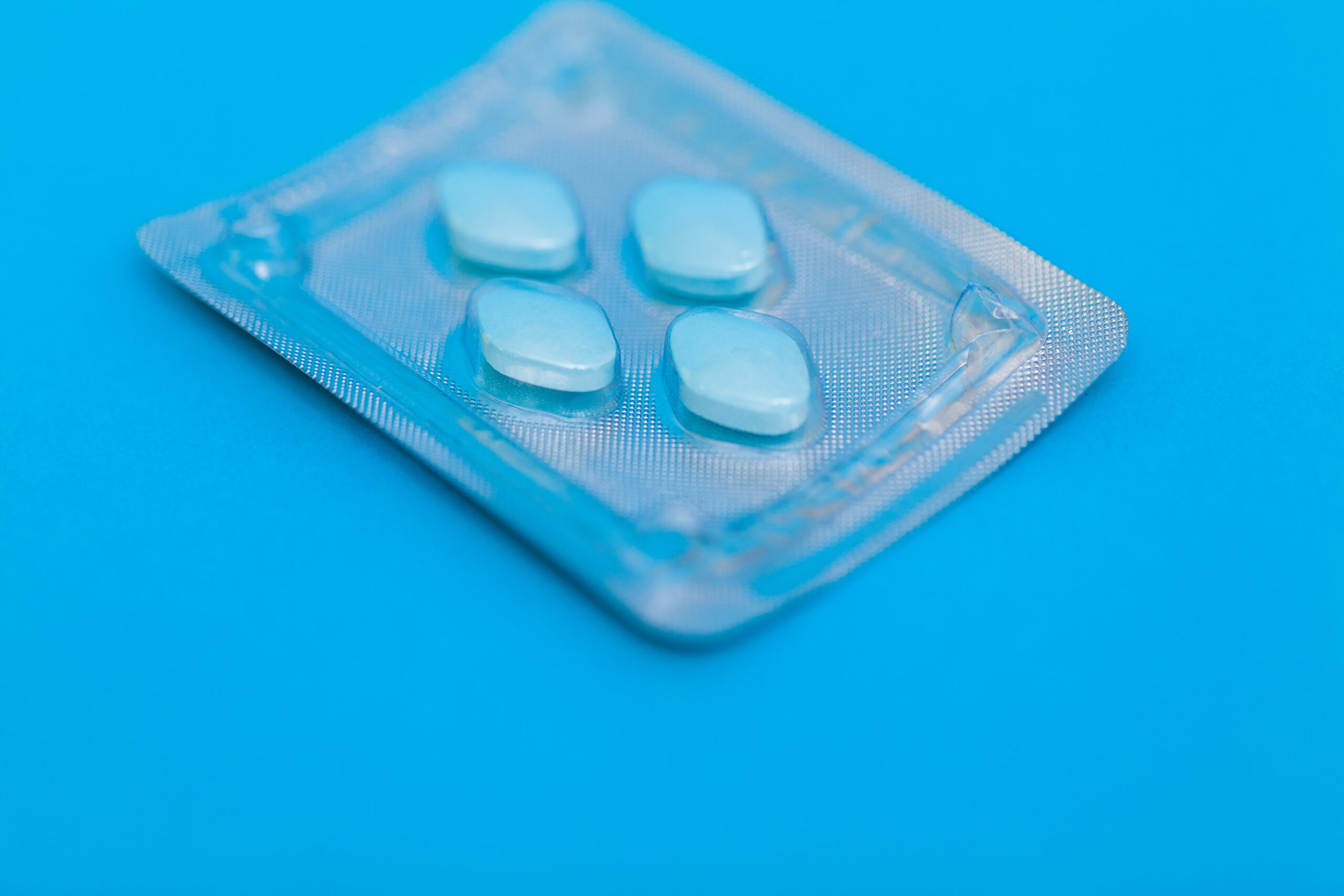 【威而鋼吃半顆：如何安全使用威而鋼來改善勃起功能障礙】